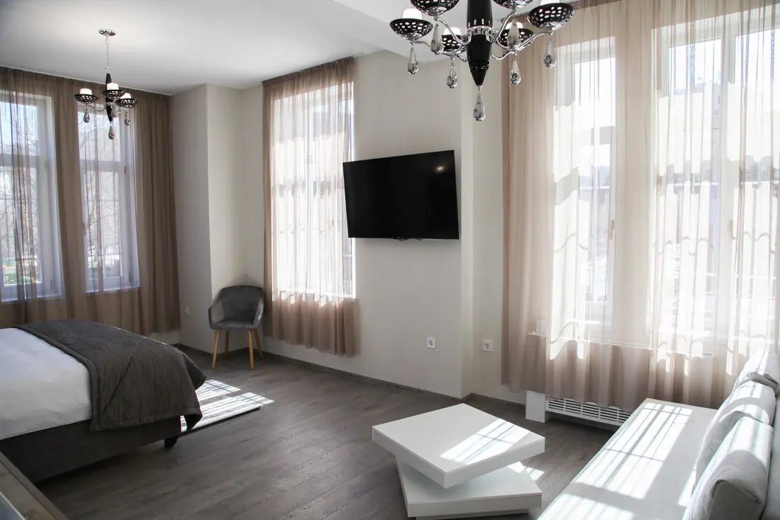 Студио № 1 — Corner House