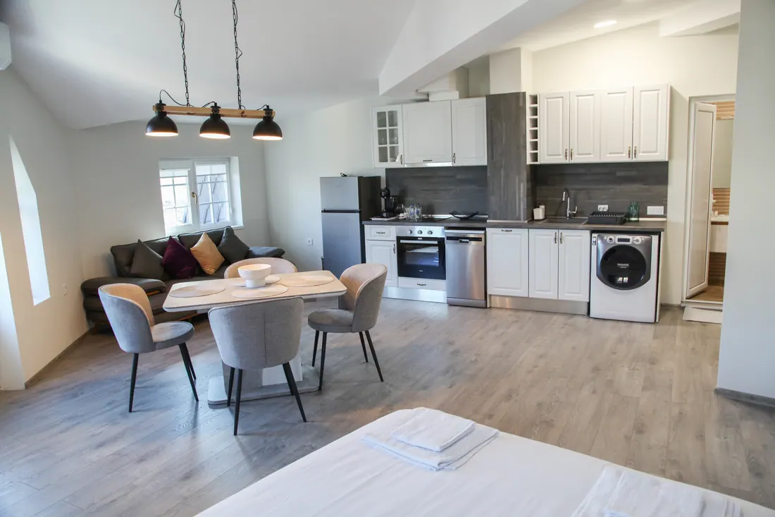 Апартамент № 12 · Спалня с двойно легло 160/200 см — Corner House Lovech