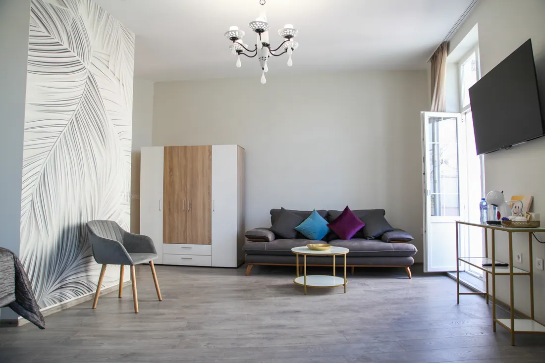 Студио № 3 · Двойно легло 180/200 см и разтегателен диван — Corner House Lovech