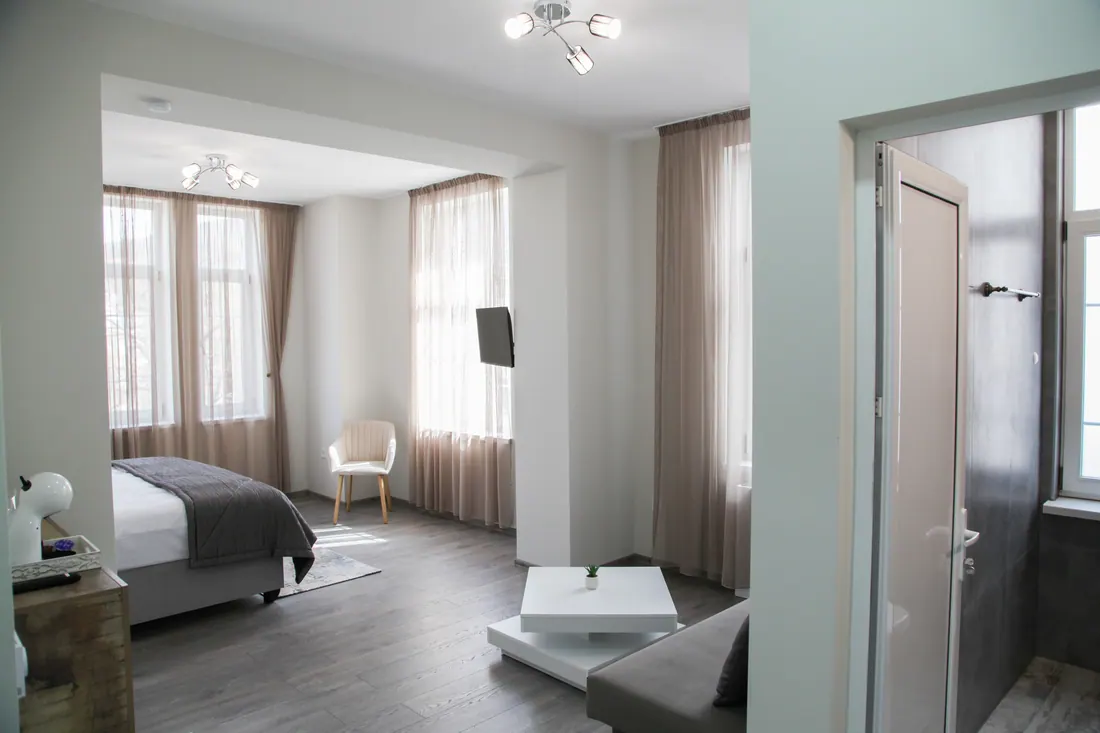Студио № 6 — Corner House
